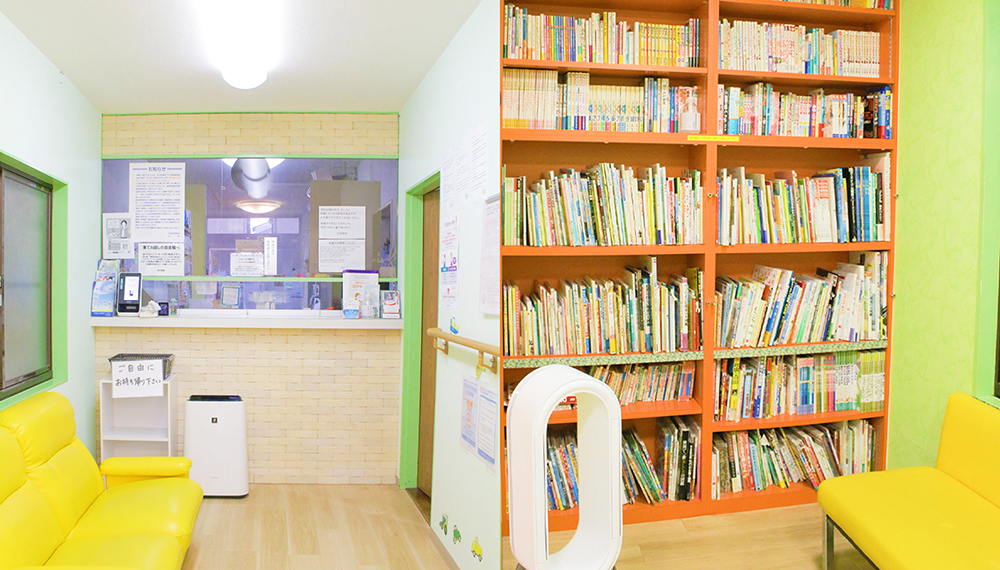 病院の受付と本棚